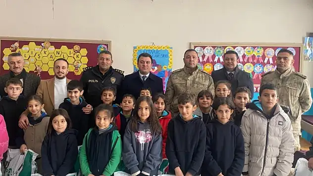 Hayırsever desteği Patnos'ta okullara ulaştı