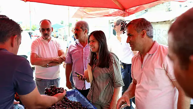 Hazal Aras 100. Yıl Mahallesi'ndeki ilk semt pazarını ziyaret etti