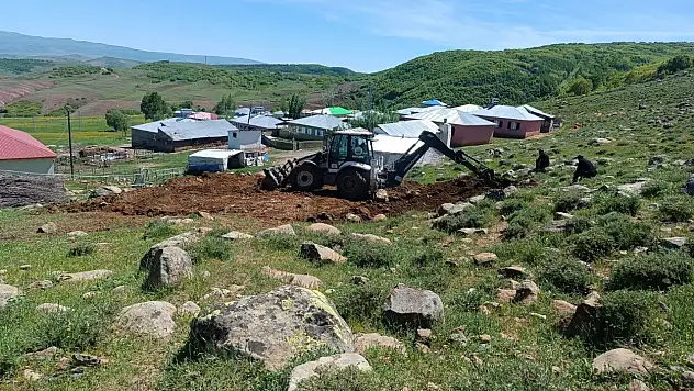 Hınıs Belediyesi Her Noktada Hizmette: 35 Mahallede Yoğun Çalışma Mesaisi!
