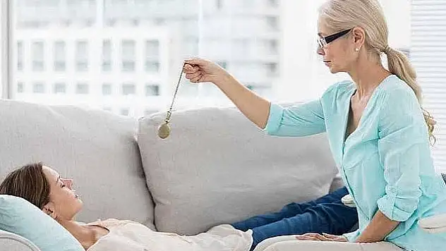Hipnoz beynin dikkat ve algı süreçlerini etkileyebiliyor