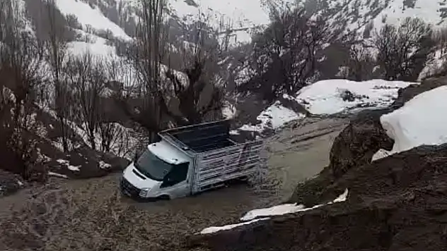 Hizan'da kar erimesi heyelana dönüştü