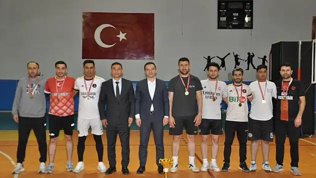 Hizan'da Kurumlar Arası Voleybol Turnuvası Tamamlandı