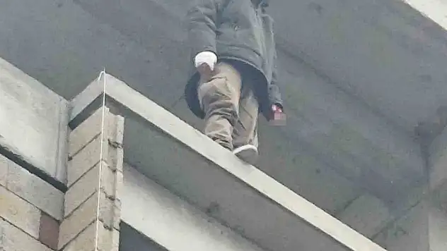 Horasan'da intihar girişimi: Polis, inşaat halindeki binadan atlamak isteyen adamı ikna etti