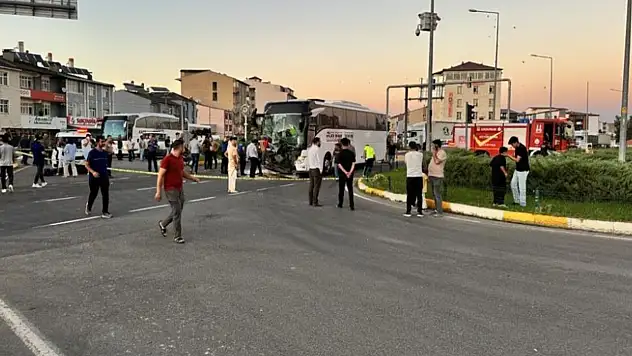 Horasan'da Otobüs ile Traktör Çarpıştı: 8 Kişi Yaralandı