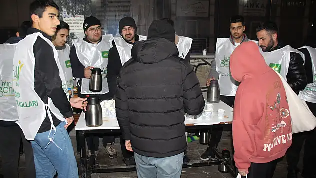 HÜDA PAR Ağrı Gençlik Kolları, Teravih Çıkışı Salep Dağıttı
