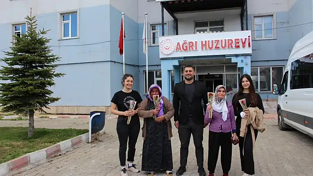 Huzurevi sakinlerine anneler günü sürprizi