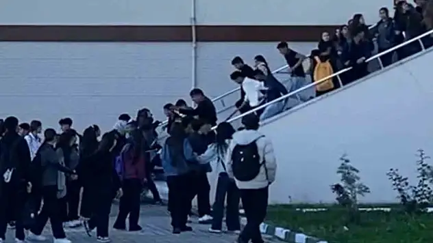 Iğdır Anadolu Lisesi'nde Öğrenciye Saldıran Eli Sopalı Şahıslar Korku Dolu Anlar Yarattı