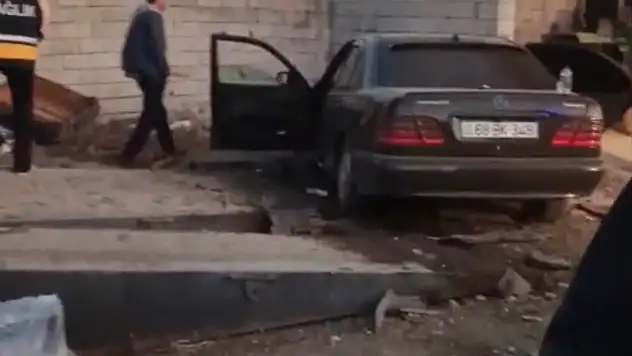 Iğdır'da Azerbaycan plakalı otomobilin refüjü aşarak karşı şeride savrulduğu kazada 1 kişi yaralandı