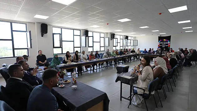 Iğdır'da Bilinçli Ebeveynlik Projesiyle Anneler Kitapla Buluşuyor