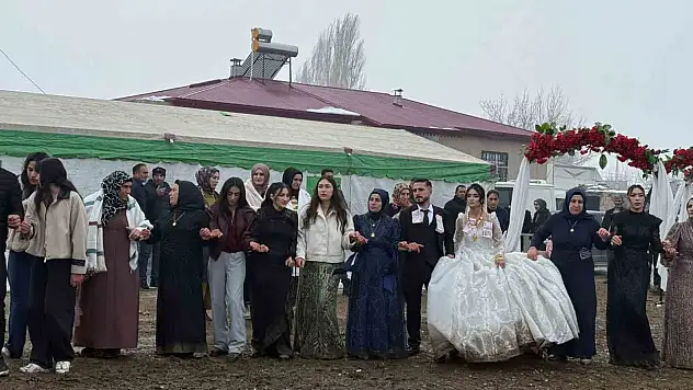 Iğdır'da çamura rağmen halaydan vazgeçilmiyor