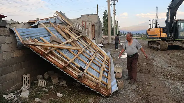 Iğdır'da fırtına ve sağanak hayatı olumsuz etkiledi