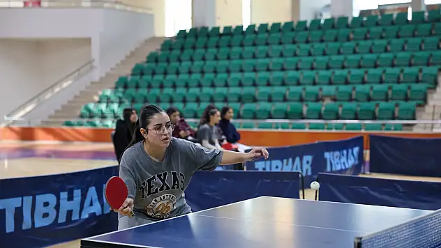 Iğdır'da Gençler Masa Tenisi Turnuvası Başladı