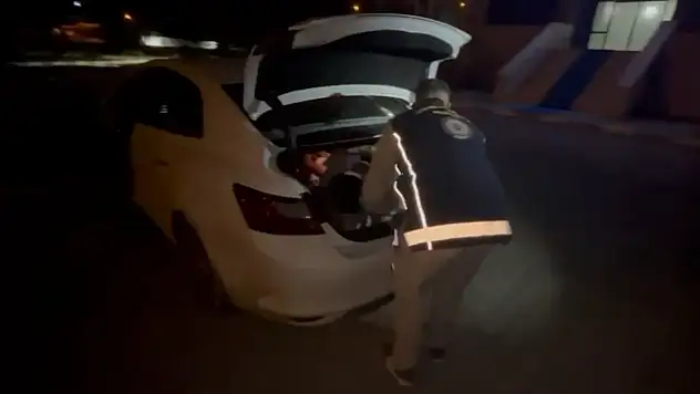 Iğdır'da Göçmen Kaçakçılığına Baskın: Resmi Belgelerle İş Görüşen Kamu Görevlisi Yakalandı