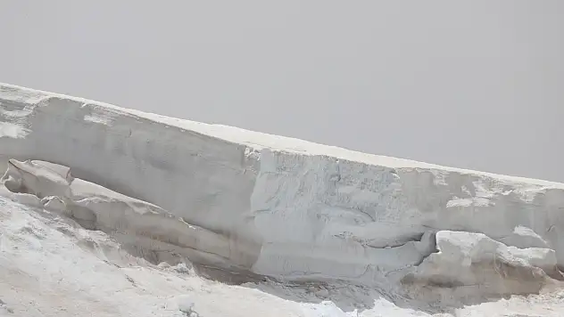 Iğdır'da haziran ayında dev kar kütleleri şaşkınlık yarattı