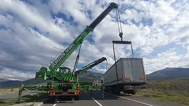 Iğdır'da Kontrolden Çıkan Tır Yoldan Çıkarak Toprağa Gömüldü