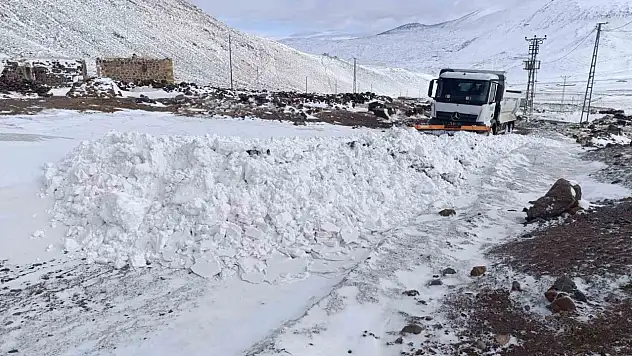 Iğdır'da köy yolları açılmaya devam ediyor
