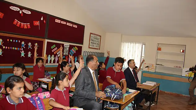 Iğdır'da Öğrencilere Kırtasiye ve Giyim Desteği