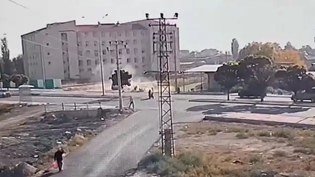 Iğdır'da otomobil motosiklet çarpışmasında 3 yaralı, kaza anı güvenlik kamerasında görüntülendi