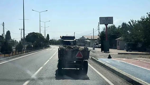 Iğdır'da taş yüklü traktör paniğe neden oldu sürücüler güvenli mesafe aldı!