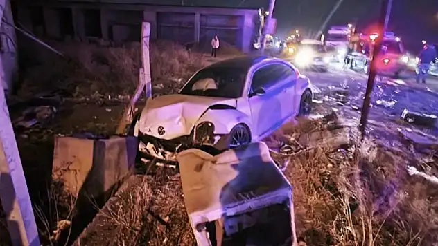 Iğdır'da trafik kazasında sürücü araçta sıkıştı, hastaneye kaldırıldı