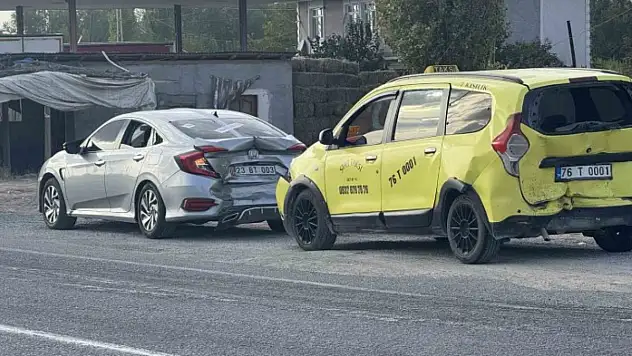 Iğdır'da Üç Araç Çarpıştı: Kaza Anında Ortaya Çıkan Manzara Endişe Yarattı