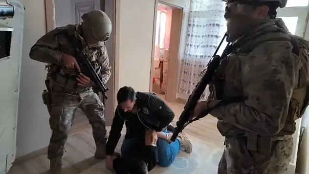 Iğdır'da uyuşturucu operasyonu 7 gözaltı, 5 tutuklama, silah ve uyuşturucu madde ele geçirildi