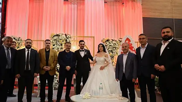 Iğdır'da Vali Turan, çiftin düğününe katılarak mutluluk dileğinde bulundu