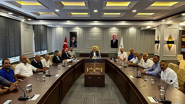 Iğdır'da Vali Turan, muhtarlarla bir araya gelerek halkın taleplerini dinledi