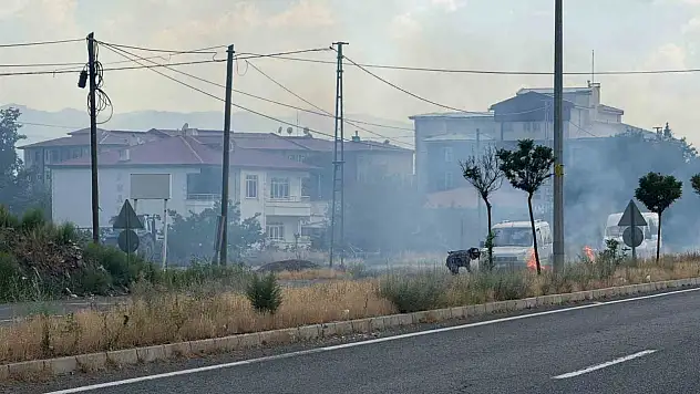 Iğdır'da yaşlı kadın uluslararası yolda kuru otları ateşe vererek panik yarattı