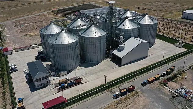 Iğdır'da yeni depolama tesisi, çiftçilerin yüzünü güldürüyor, hububat üretimine ivme kazandırıyor.
