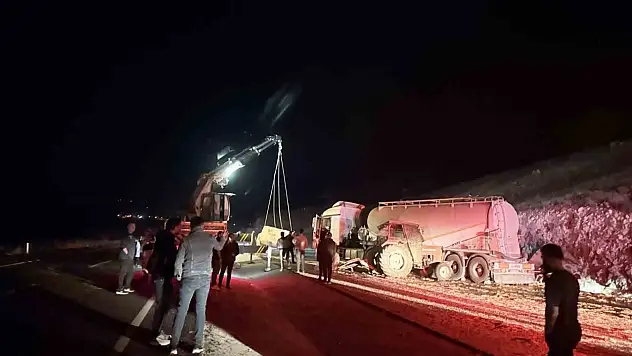 Iğdır Doğubayazıt yolunda traktör kamyon çarpışması: 3 yaralı, yol trafiğe kapandı