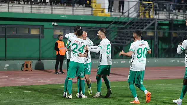 Iğdır FK, Sakaryaspor'u 4-0 yenerek 1. Lig'de şampiyonluk sevdasına bir adım daha yaklaştı!