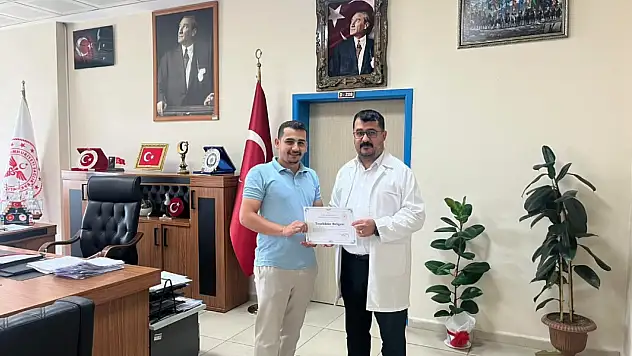 Iğdır Hastanesi'nde Tıbbi Sekreter Aray'a CİMER'den teşekkür belgesi verildi