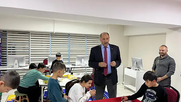 Iğdır İl Milli Eğitim Müdürü Aziz GÜN, Robotik Kodlama Kursunu Ziyaret Etti