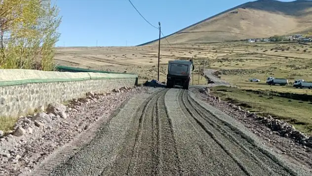Iğdır İl Özel İdaresinden Nişankaya Köyü Mezarlık Yoluna Bakım Çalışması