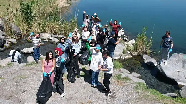 Iğdır Üniversitesi Öğrencilerinden Karasu Çayı'nda Temizlik ve Fidan Dikimi Etkinliği