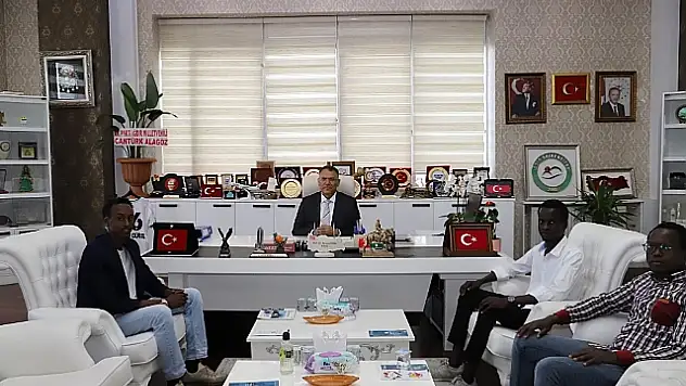 Iğdır Üniversitesi uluslararası öğrencileri rektörle buluşarak destek taleplerini iletti