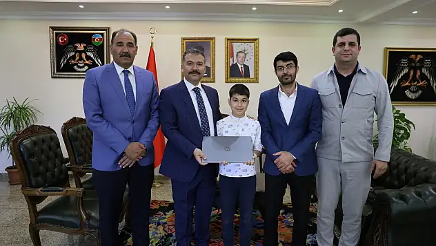 Iğdır Valisi Ercan Turan, TÜGVA Kitap Kurdu Yarışması Türkiye İkincisini Kabul Etti