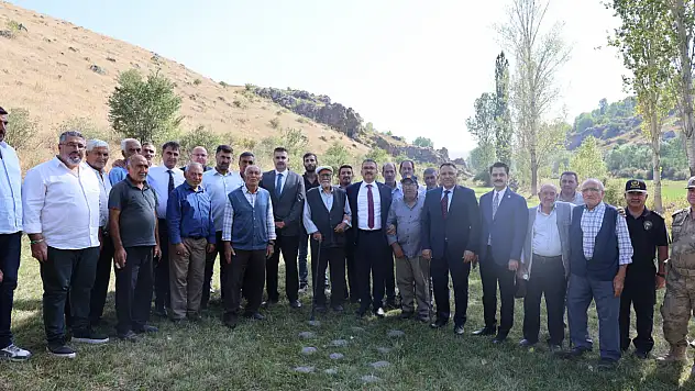 Iğdır Valisi Ercan Turan ve Üniversite Yetkilileri Ortabucak Köyünü Ziyaret Etti