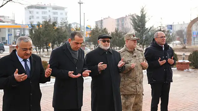 Iğdır Valisi M. Fırat Taşolar, Mehmet Çavuş Şehitlik Anıtı'nı Ziyaret Etti