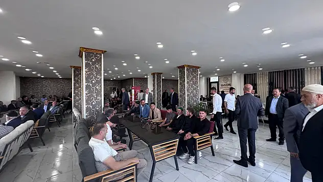 İki yıllık düşmanlık barışla bitti: Patnos'ta aileler sarılarak helalleşti