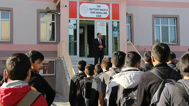 İl Millî Eğitim Müdürü Aziz Gün, Aras MTAL ve Yunus Emre Ortaokulunu Ziyaret Etti