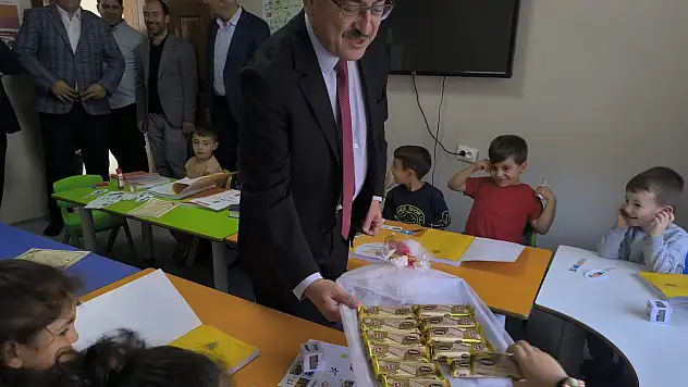İl Müftüsü Yaşar Çapçı, Minik Öğrencilerle Bir Araya Gelerek Çikolata İkram Etti