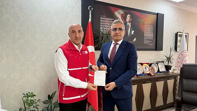 İlçe Milli Eğitim Müdürü Davut Şen kurban vekâletini Kızılay'a verdi