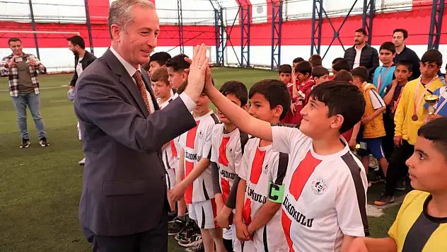 İlkokullar arası turnuva finalinde kupanın sahibi Tutak oldu!