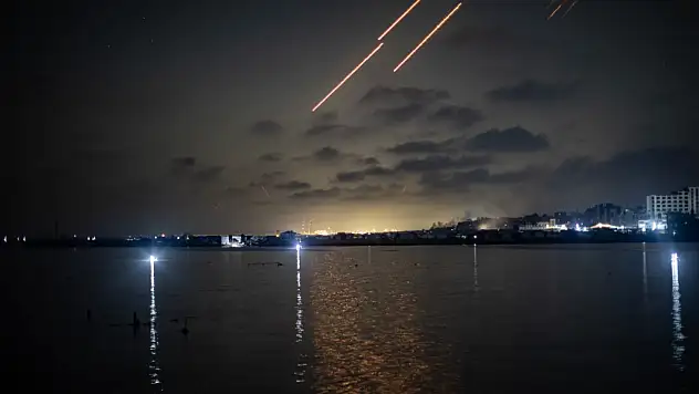 İran'dan Tel Aviv'e füze yağmuru