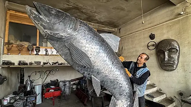 İranlı heykeltıraş 350 kg hurda ile 3.3 m 'inci kefali' heykeli yaptı