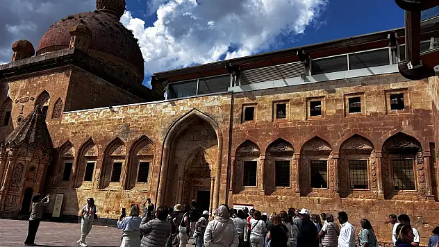 Tarihin kalbi İshak Paşa Sarayı'nda ziyaretçi akını