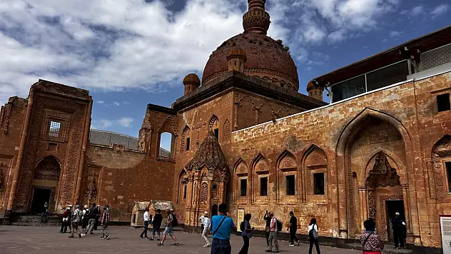 İshak Paşa Sarayı'nda hafta sonu ziyaretçi yoğunluğu
