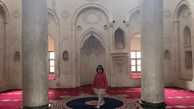 İshak Paşa Sarayı'nın kalbindeki cami bayramda da ilgi gördü